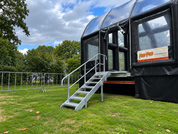 Podiumtrap met leuning