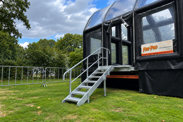 Podiumtrap met leuning